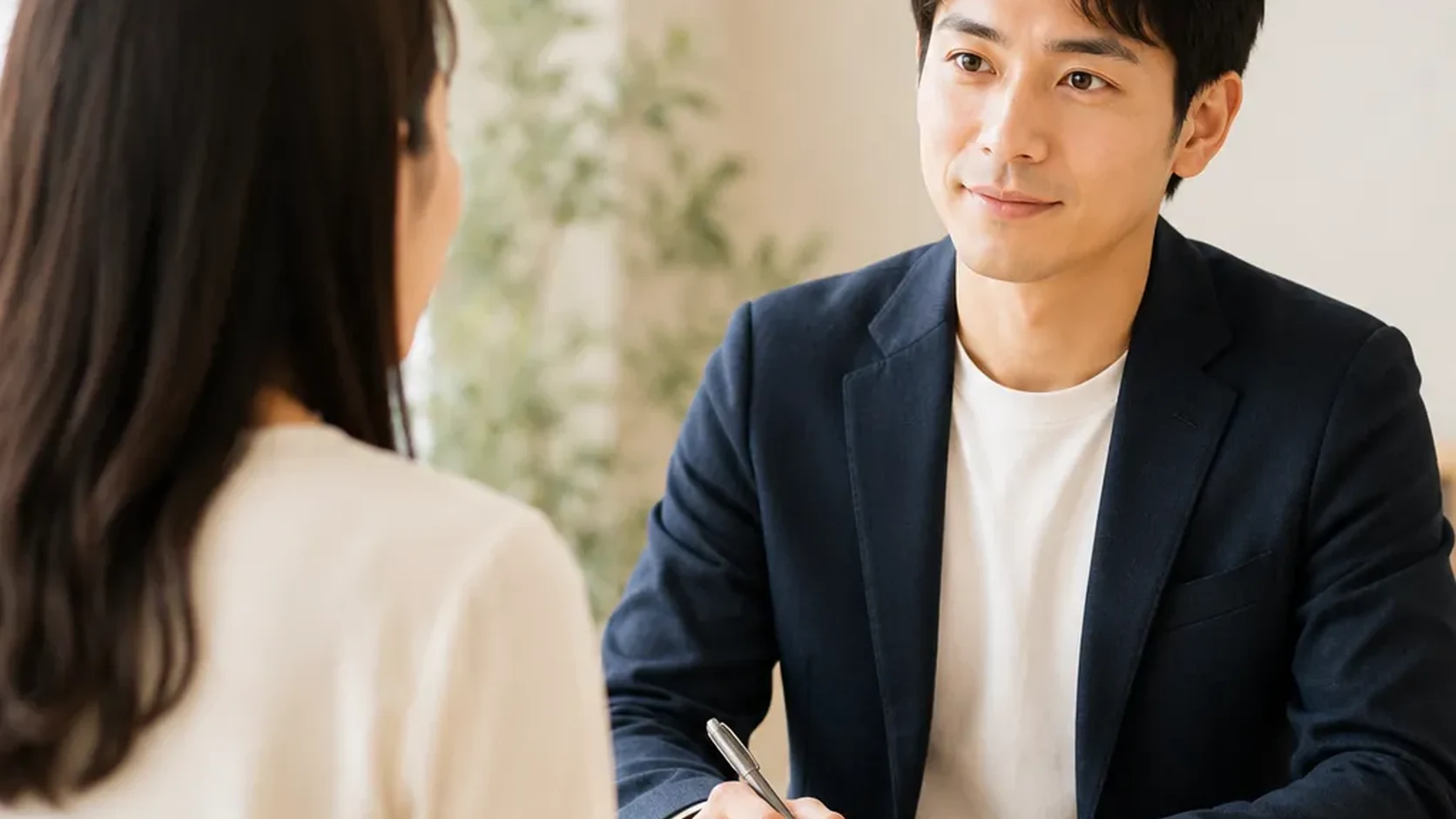 落ち着いた場所で相談内容を確認する様子